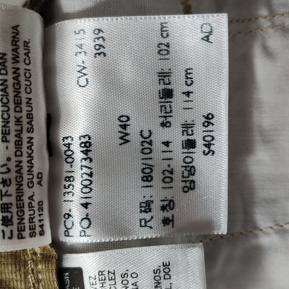 Levi Strauss & Co. Loose fit Camo Cargo Shorts. Size 40 - Picture 10 of 15
